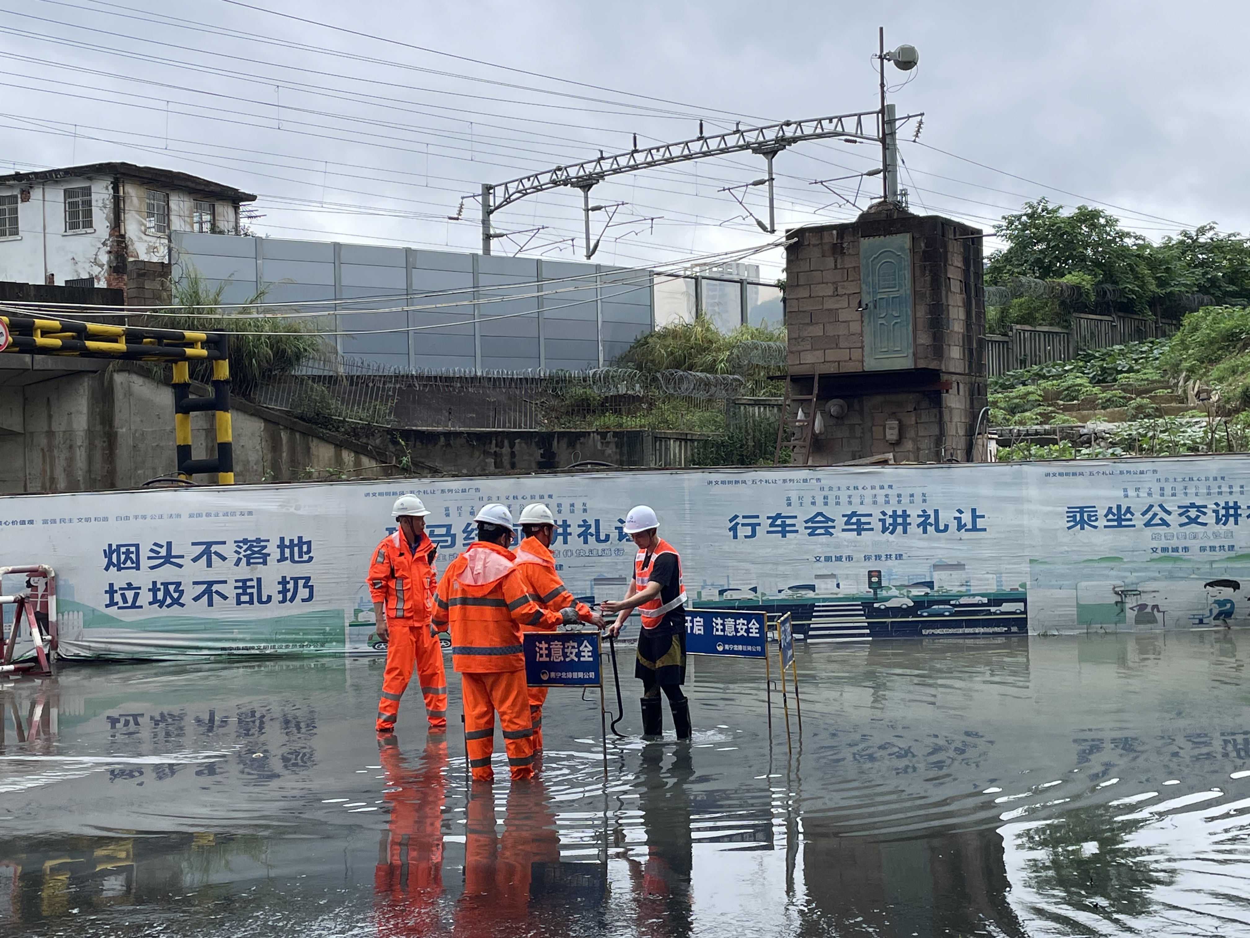 積極應(yīng)對強降雨，市排水公司連夜出擊排水搶險